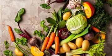 Fruits et légumes éparpillés sur un fond clair