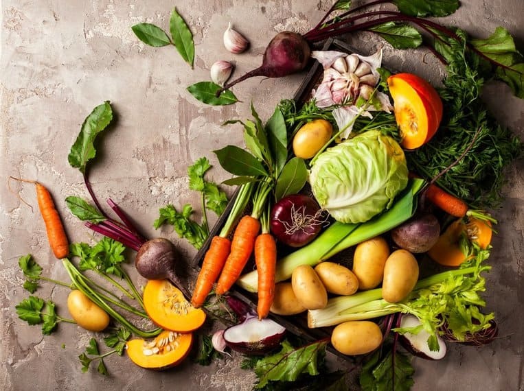 Fruits et légumes éparpillés sur un fond clair