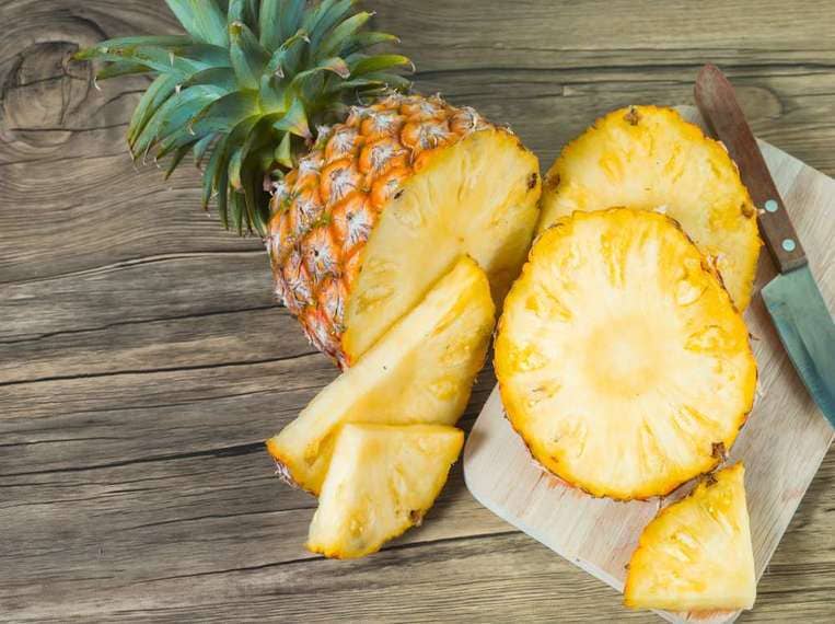 Ananas coupé en tranches et rondelles