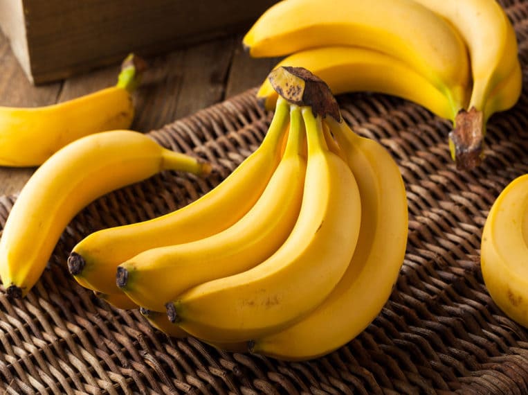 Régime de banane sur un panier en osier