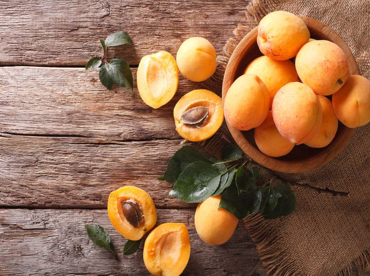 Abricots dans un panier en bois
