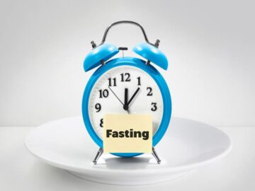 Horloge posée sur une assiette sur laquelle est écrit fasting