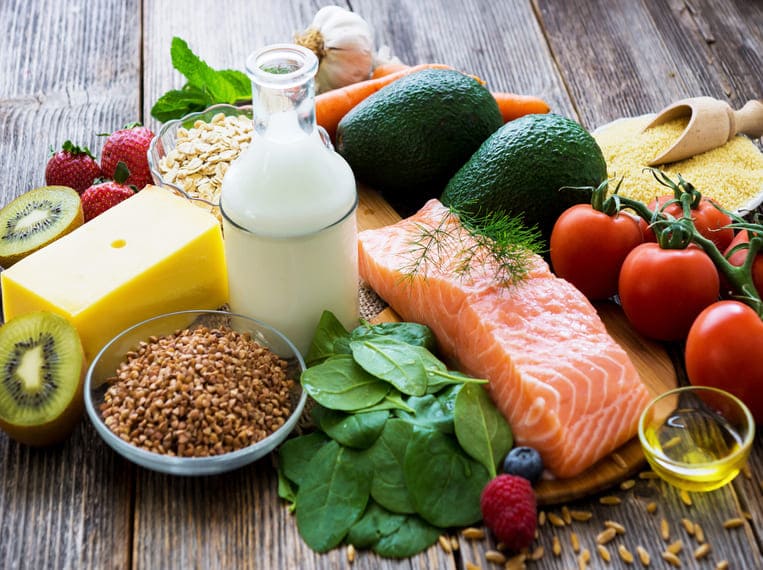 régime cétogène Fruits, légumes, condiments, graines et produits laitiers disposés au milieu d'une table
