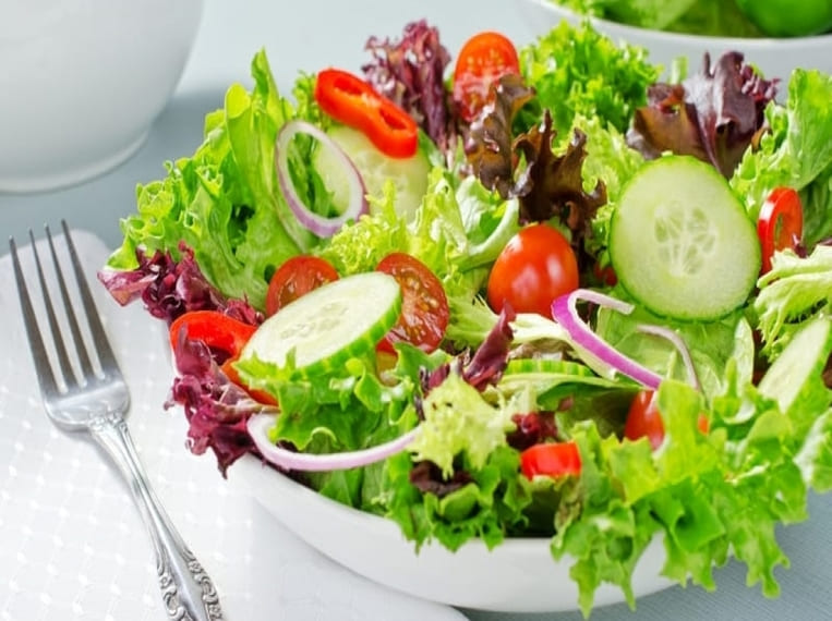 Salade composée dans une assiette blanche