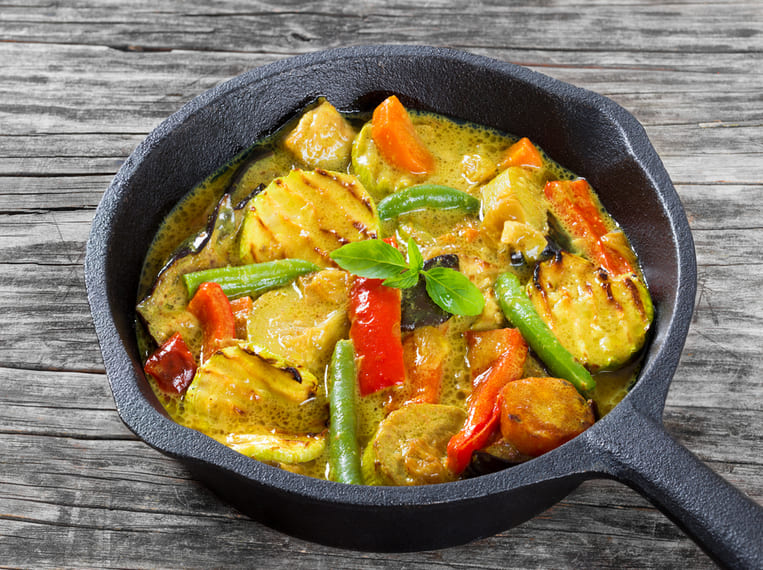 Curry de légumes dans une poêle en fonte
