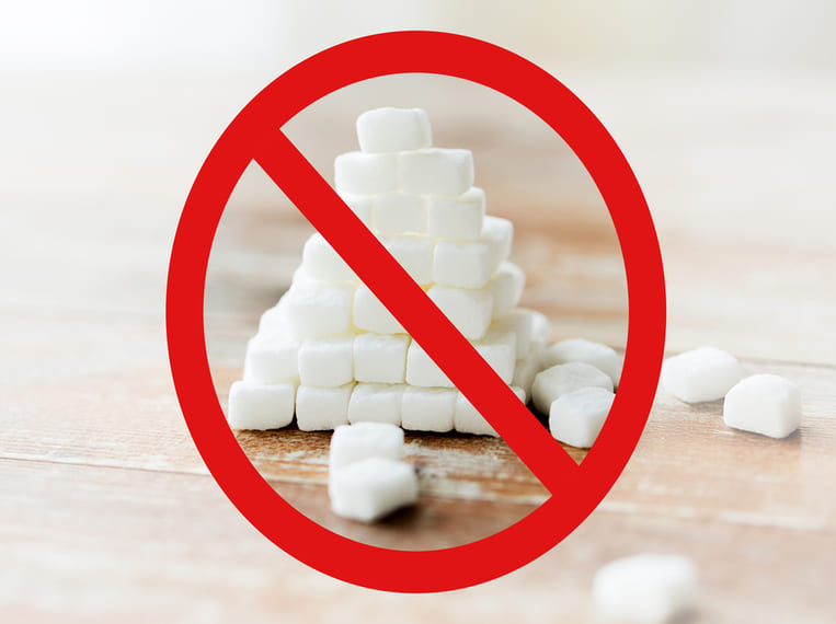 Régime détox Signe interdiction barrant une pyramide de morceaux de sucres 
