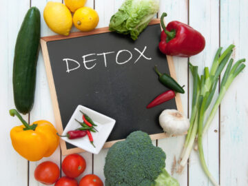 régime détox fruits et légumes disposés sur un tableau à écritsur lequel est écrit detox