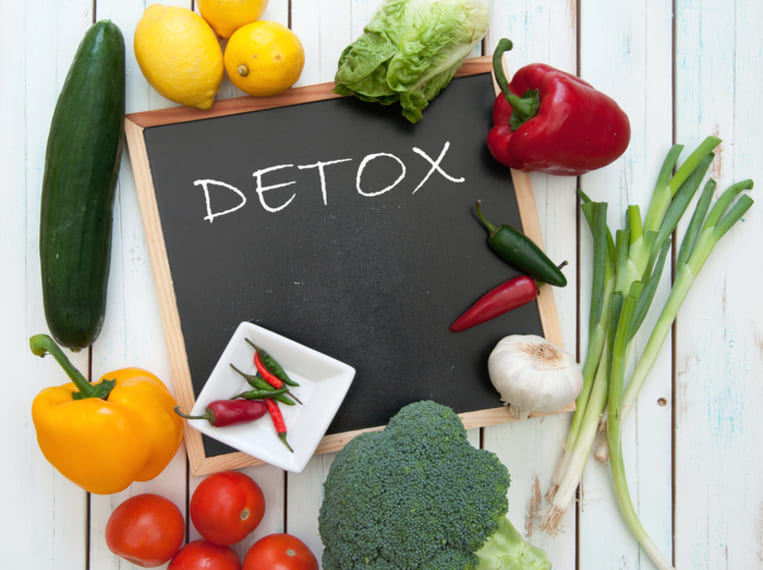 régime détox fruits et légumes disposés sur un tableau à écritsur lequel est écrit detox