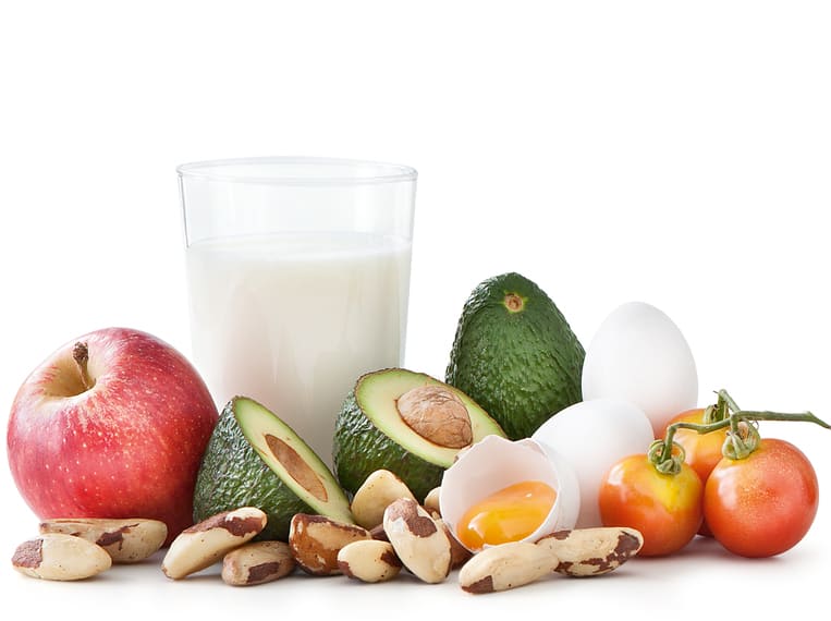 produits laitiers, fruits et graines disposée au milieu d'un fond blanc