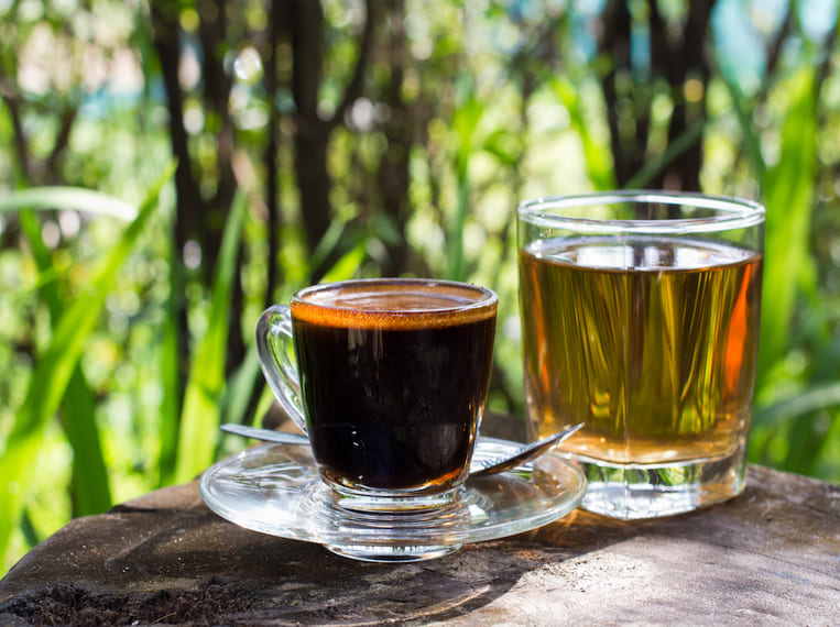 Tasse de café et de thé l'une à côté de l'autre