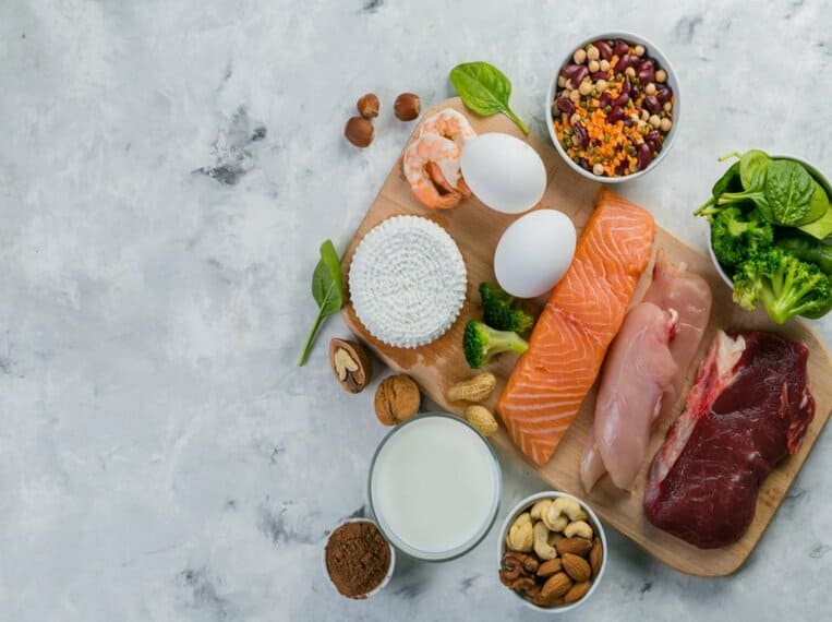 Perdre du poids Plusieurs produits riches en protéines disposés sur une table