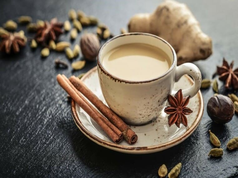 Boisson detox Tasse de thé aux epices décorée par de la canelle et de la badiane