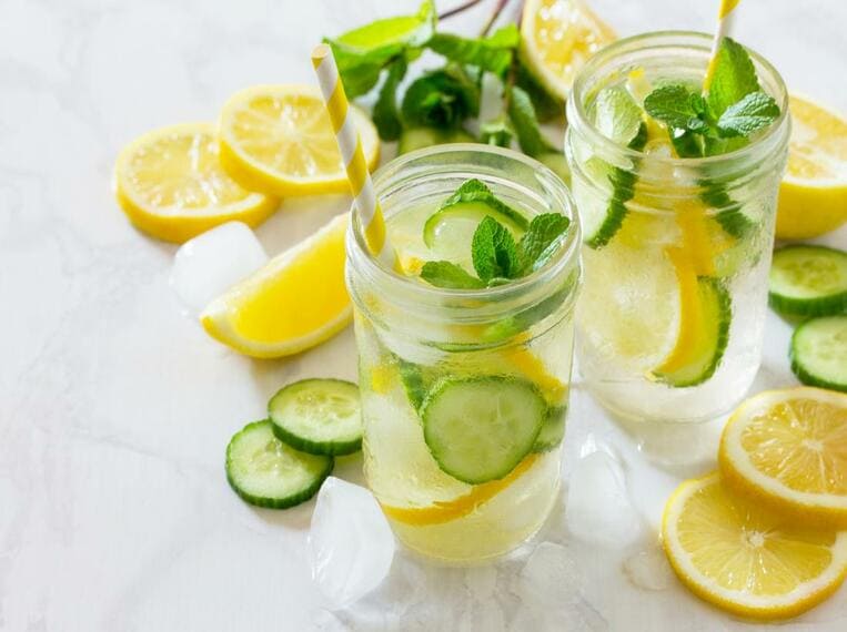 Boisson detox Jar d'eau dans laquelle se trouve des rondelles de citron et de concombre