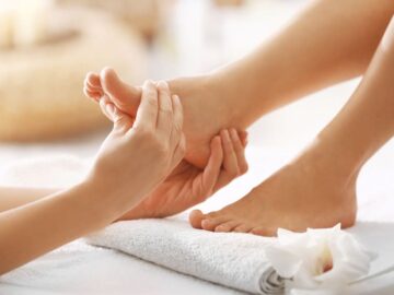 Réflexologie Jeune femme se faisant masser les pieds