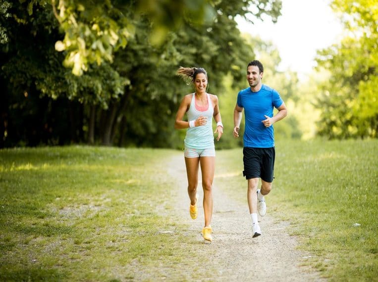 Sport Jeune couple faisant de la course à pied dans un parc