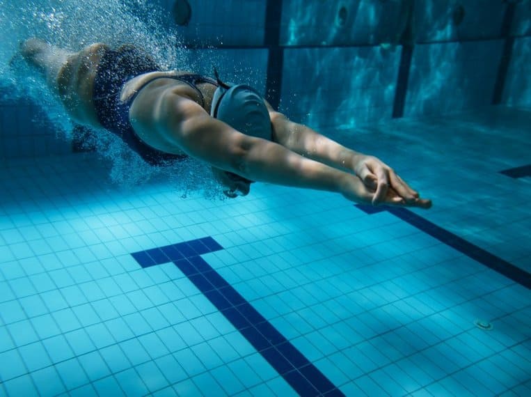 Sport Jeune femme faisant de la natation