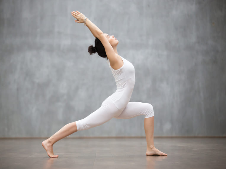 Jeune femme réalisant une posture de yoga