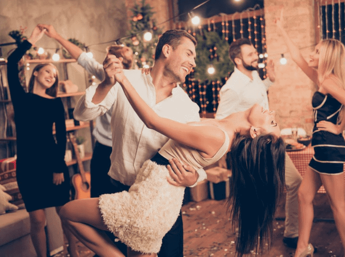 Jeune couple dansant lors de fêtes de fin d'année
