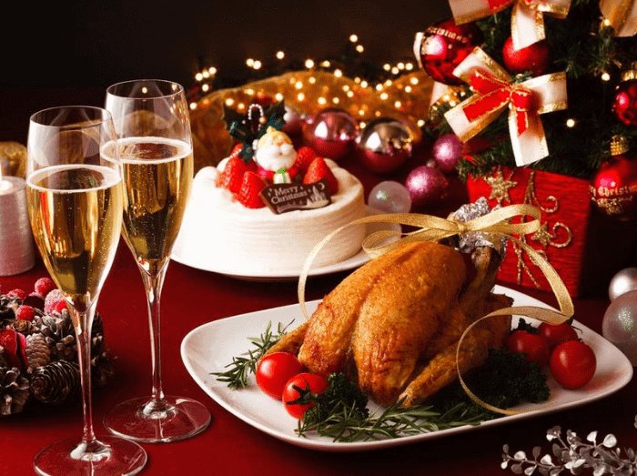 Perdre du poids avant les fêtes Table de Noël agrémentée de coupes de champagnes, d'une dinde et d'un gâteau